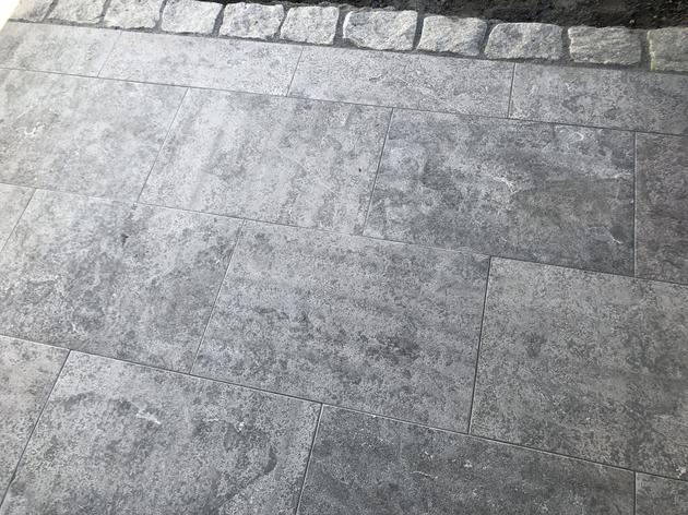 Vanliga betongplattor byts ut mot supersnygga slipade kalkstensplattor i rektangel format . 